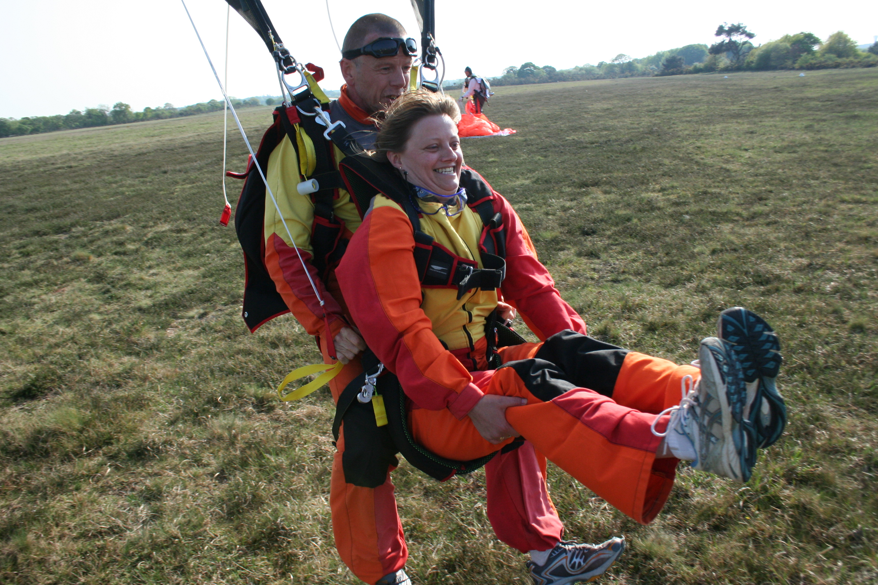 File Atterrissage Saut En Parachute Tandem Jpg Wikimedia Commons