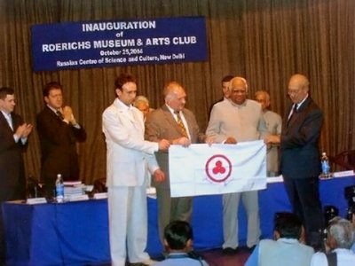 Presentation of Banner of Peace from the board of cosmic station "Mir" to Speaker of Indian Parliament Sri Somnath Chatterjee on the occasion of 100th S.N. Roerich anniversary. From left to right: Hero of the Russian Federation Sergei Zalyotin, Viktor Afanasyev, Sri Somnath Chatterjee, President of ICR Yuli Vorontsov.