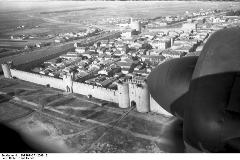 File:Bundesarchiv Bild 101I-371-2569-13, Frankreich, Flugzeug über Stadt.jpg