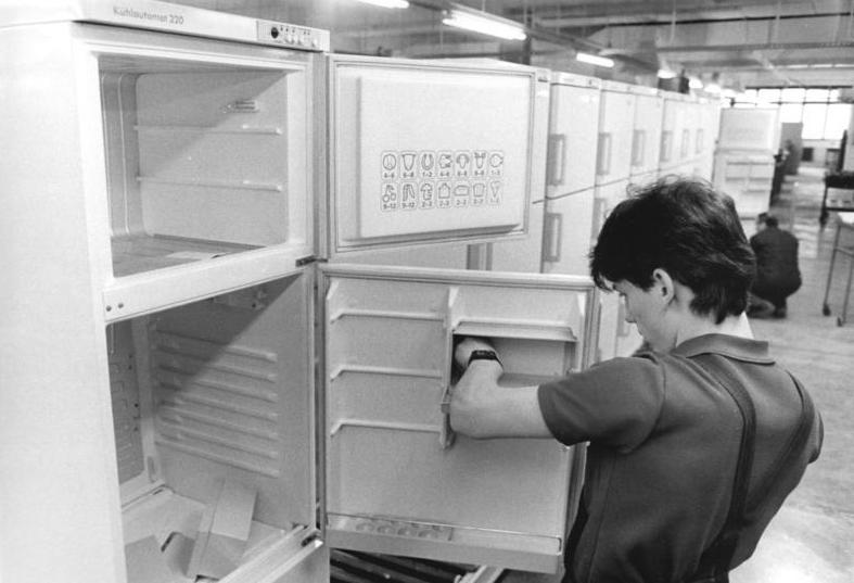 File:Bundesarchiv Bild 183-1988-0325-009, VEB Kühlautomat Berlin, Kühlschrankproduktion.jpg