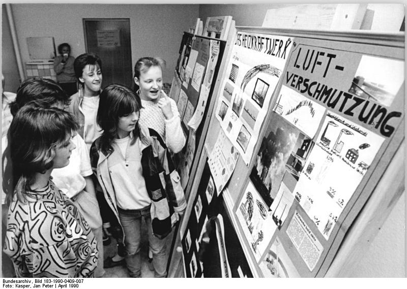 File:Bundesarchiv Bild 183-1990-0409-007, Jena, Schulprojekt zur Umweltverschmutzung.jpg