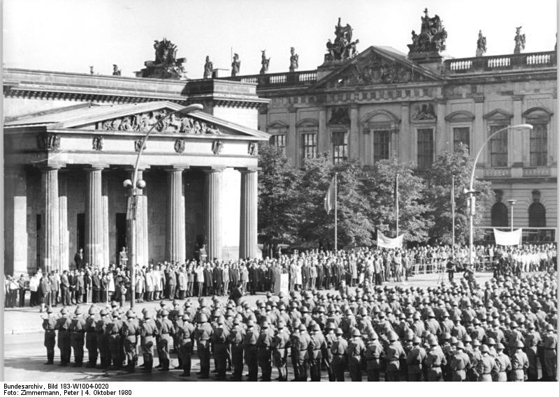 File:Bundesarchiv Bild 183-W1004-0020, Berlin, Namensgebung Wachregiment Engels.jpg