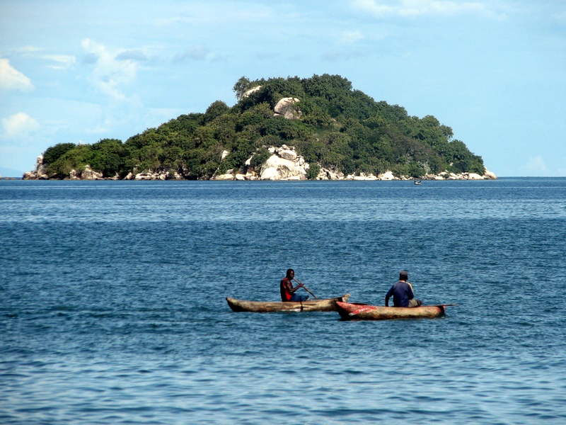 Canoes_on_Lake_Malawi.jpg (800×600)