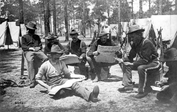 File:Company E of the 9th Infantry reading newspapers during the Spanish-American War (3466164188).jpg