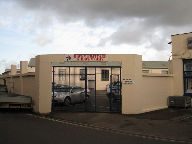 File:Entrance gateway - geograph.org.uk - 1582541.jpg