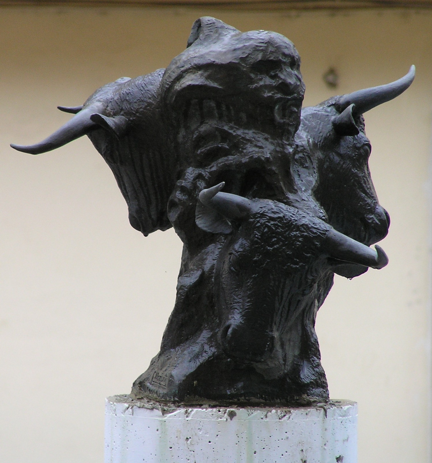 Бранденбург памятник бык. Памятник бык в Турции. Статуя медного быка. Памятник бык и петух Португалия.