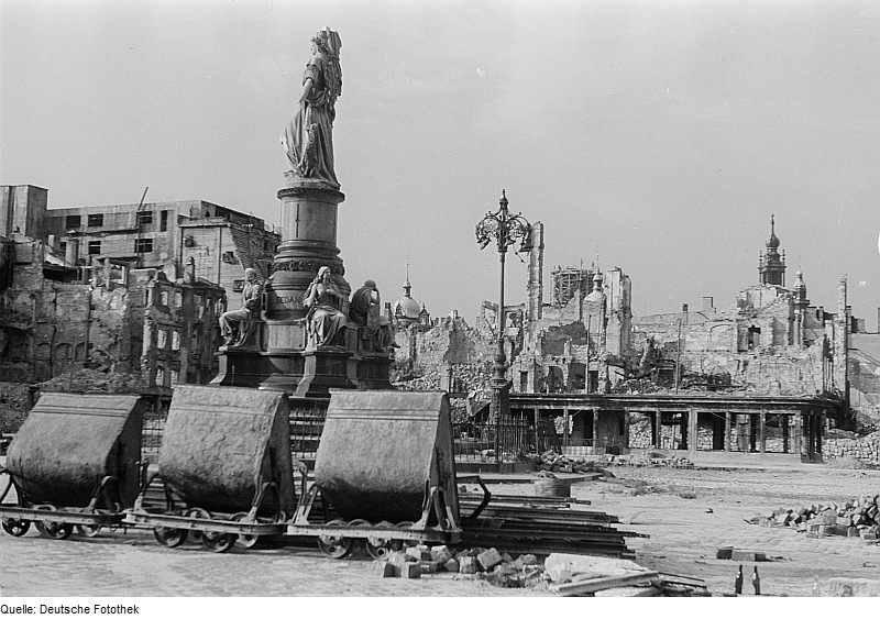 Ansicht mit beschädigtem Siegesdenkmal (nach dem 17. September 1945)