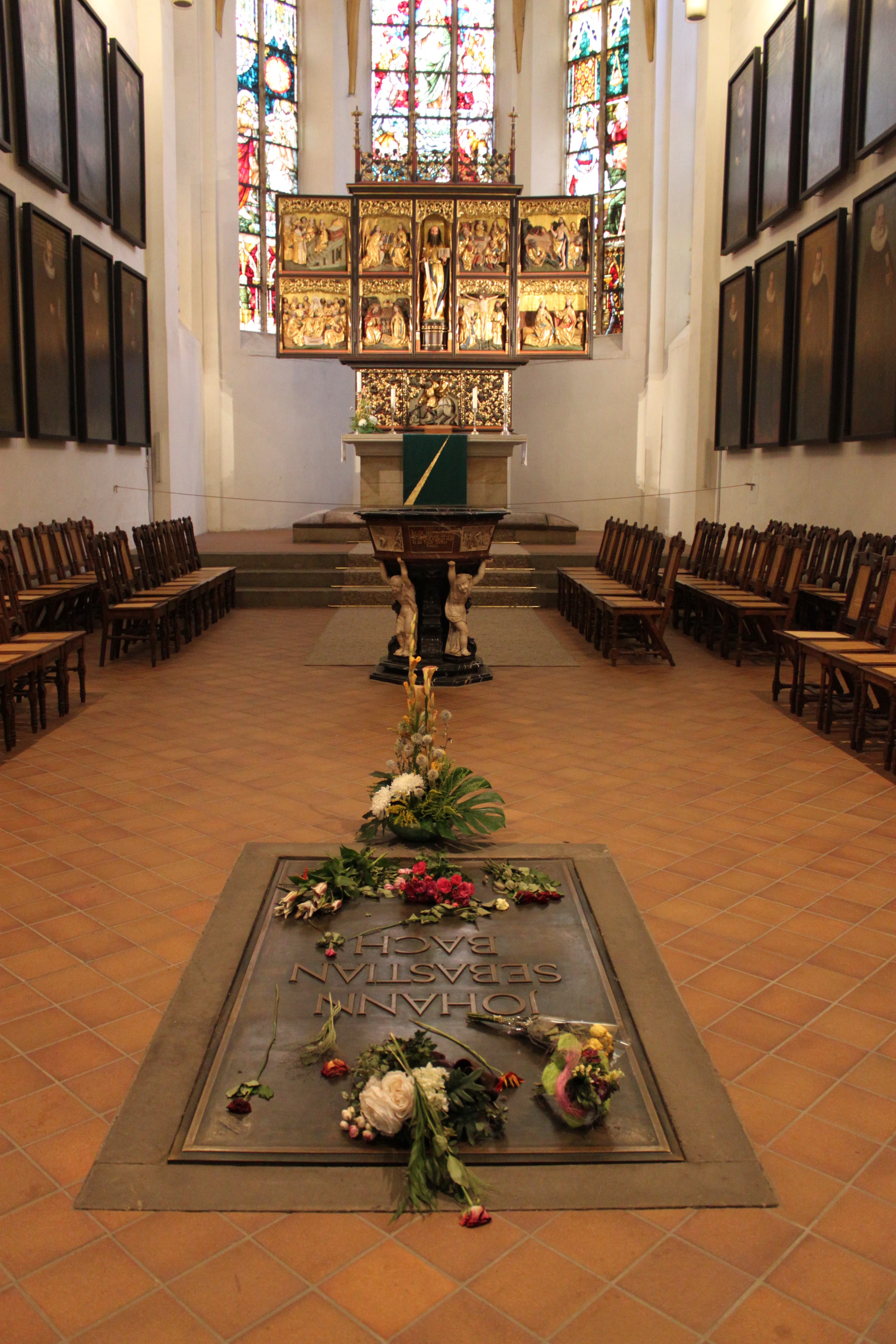 Tumba de Johann Sebastian Bach y altar de la iglesia de Santo Tomás.