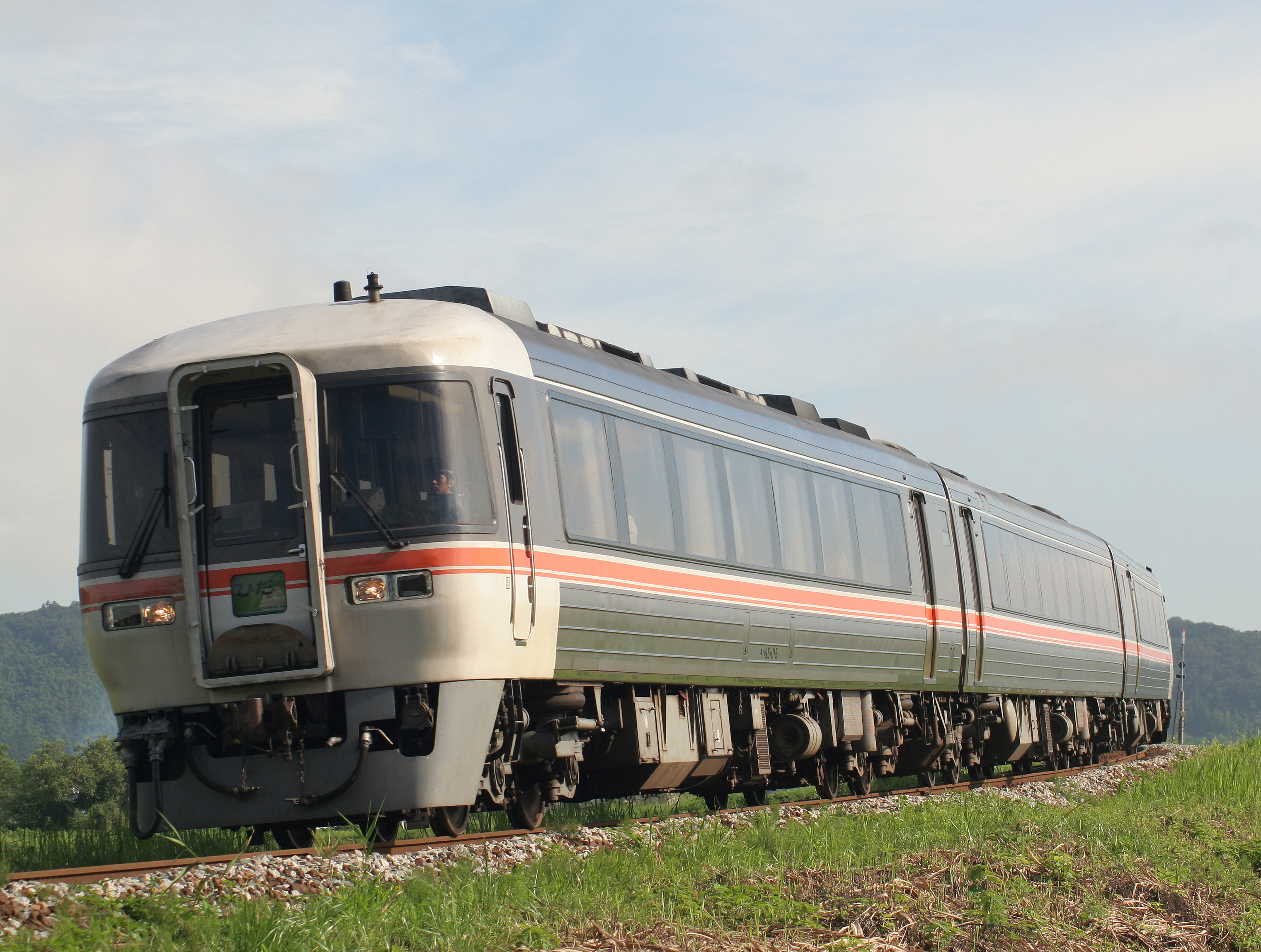 File:JRT DC kiha85series Limited-Express Hida.jpg - Wikimedia Commons
