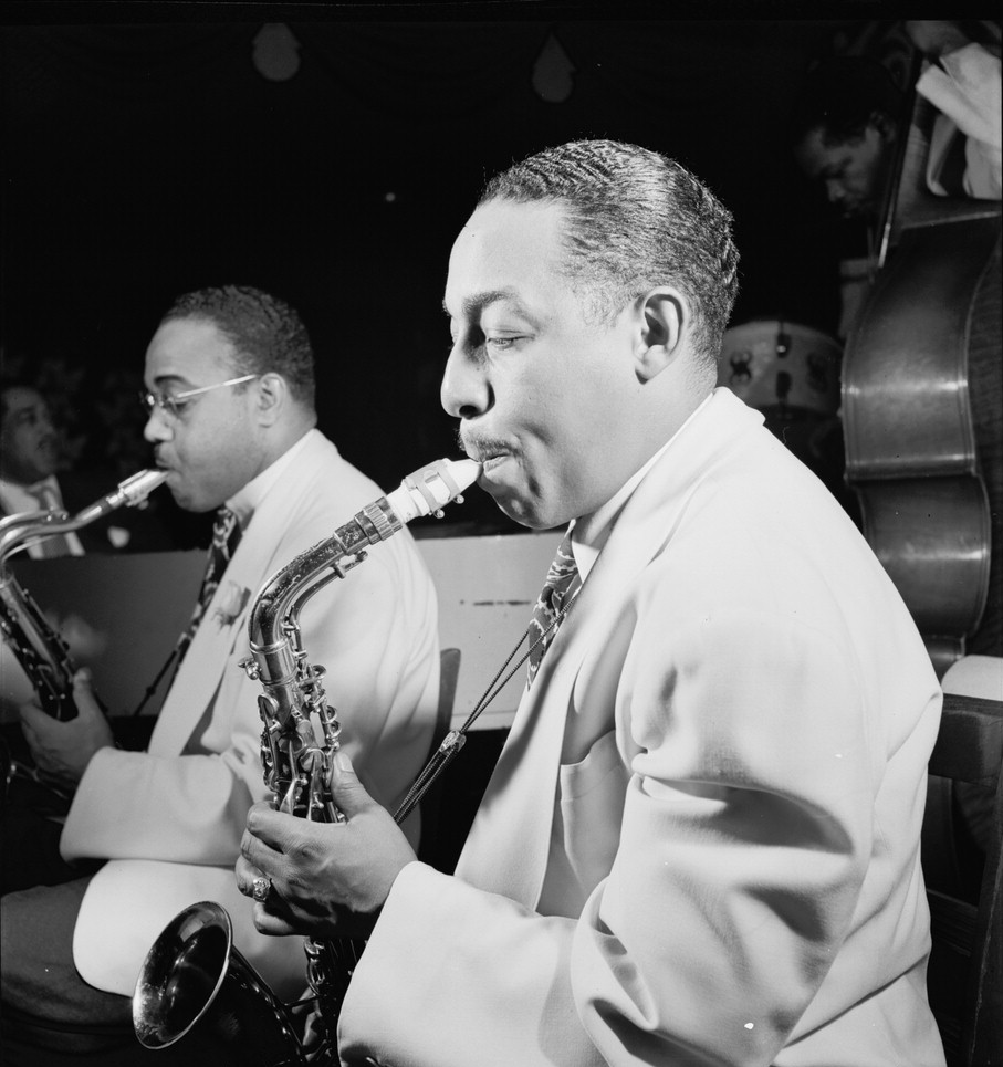 Hodges playing a [[C.G. Conn|Conn 6M]] with [[Al Sears]] in background, 1946