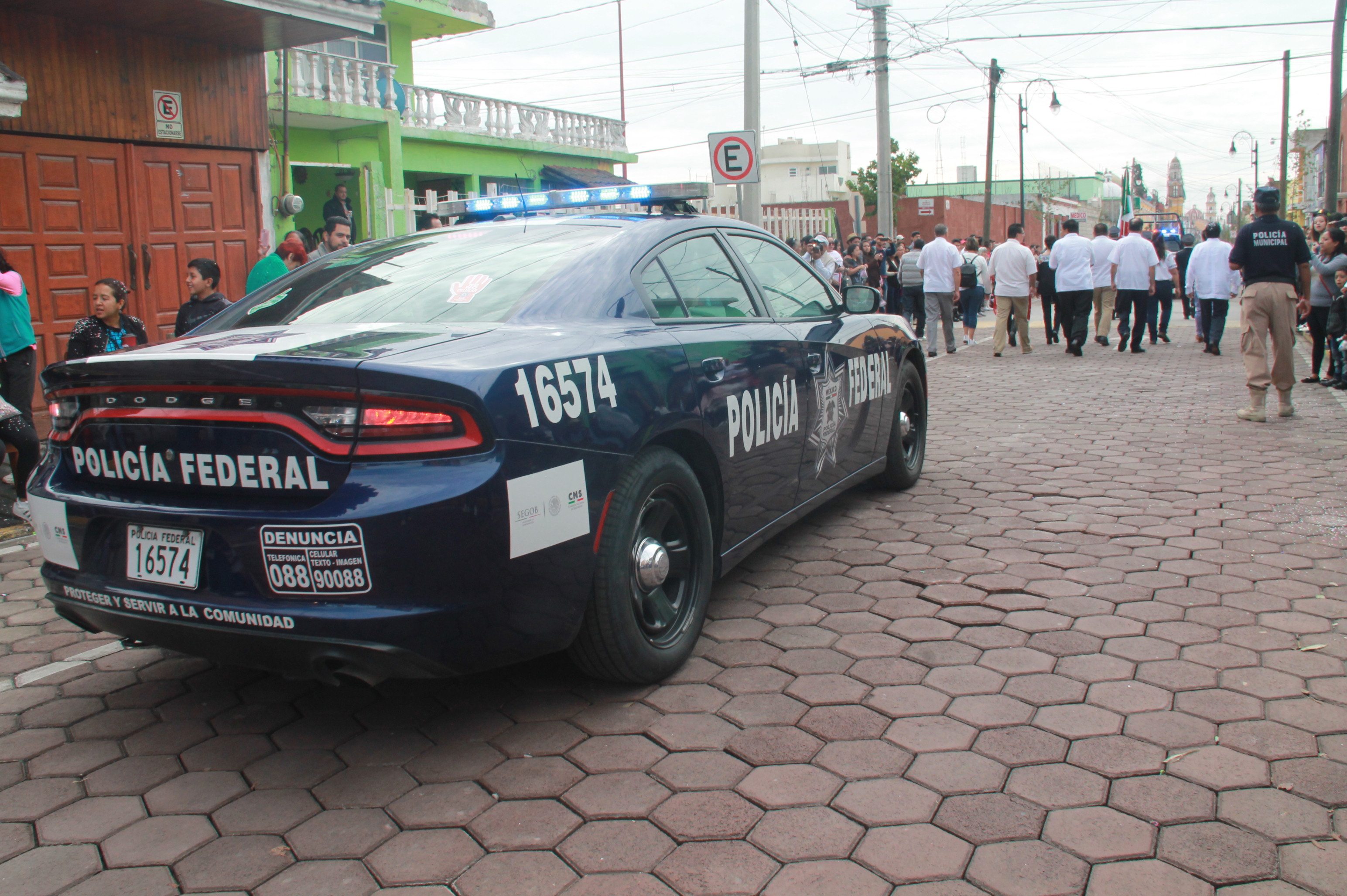 File:Mexican Federal Police Dodge Charger  in parade at   - Wikimedia Commons