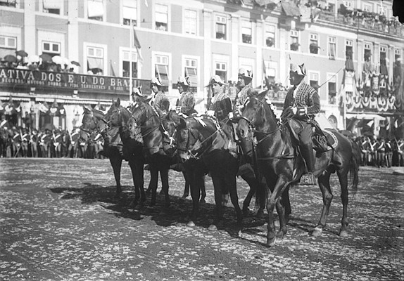 File:Piqueurs en parade (Portugal).jpg