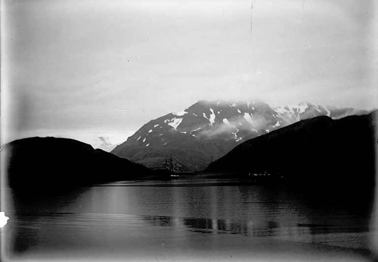 File:Rainy day in Unalaska Bay, circa 1890-1900 (AL+CA 4200).jpg