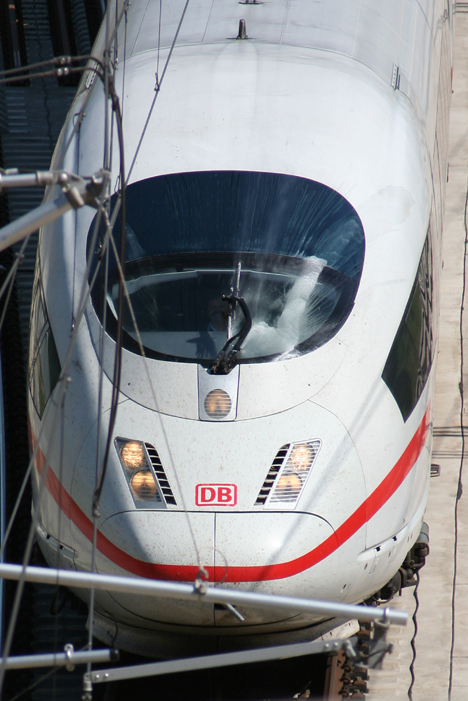 File:Scheibenreinigung ICE 3 300 kmh.jpg - Wikimedia Commons