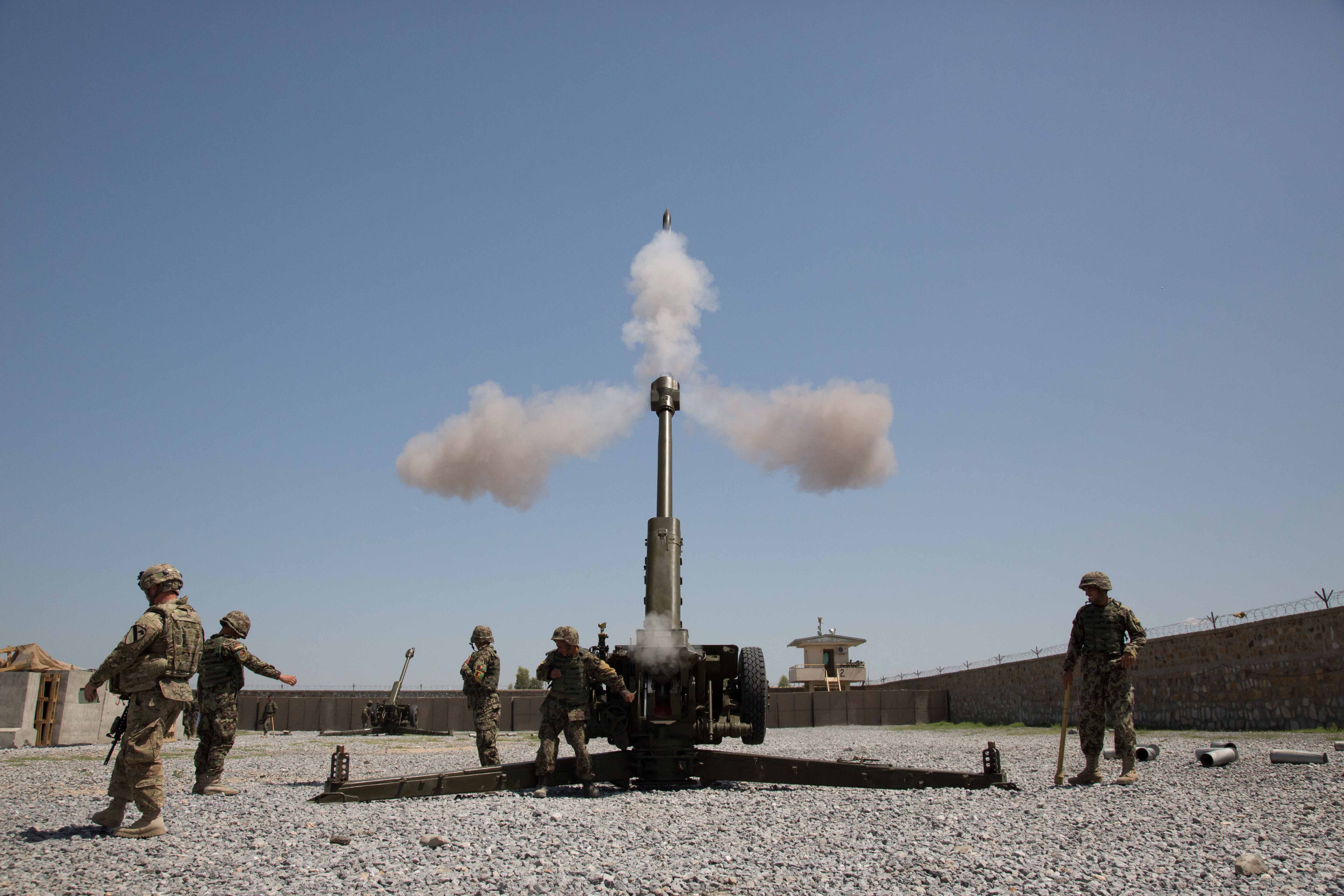 التطـور التكنولوجي وتأثيره على الاستخدام التعبوي لوحدات المدفعية U.S._Soldiers_with_the_5th_Battalion,_82nd_Field_Artillery_Regiment_evaluate_Afghan_National_Army_soldiers_with_the_201st_Corps_as_they_conduct_a_live-fire_field_artillery_training_exercise_using_D30_howitzers_130418-A-XM609-427