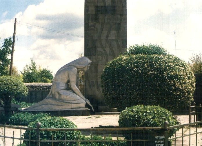 File:Vardenis statue.jpg