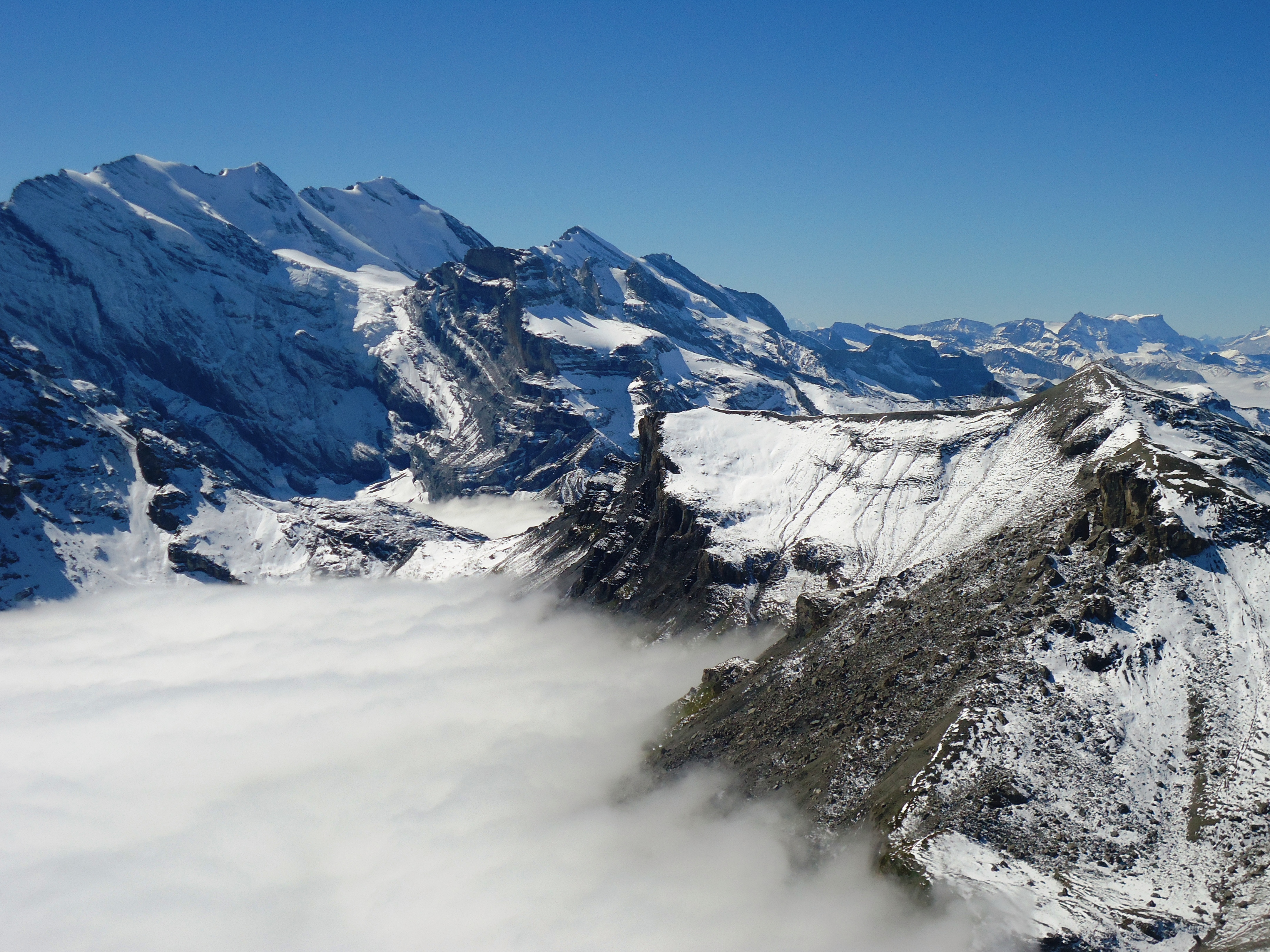 Средняя высота гор альпы. Шильтхорн Швейцария. Гора Шилтхорн в Швейцарии. Швейцария, вид с вершины Шильтхорн. Бернское Высокогорье водопад.