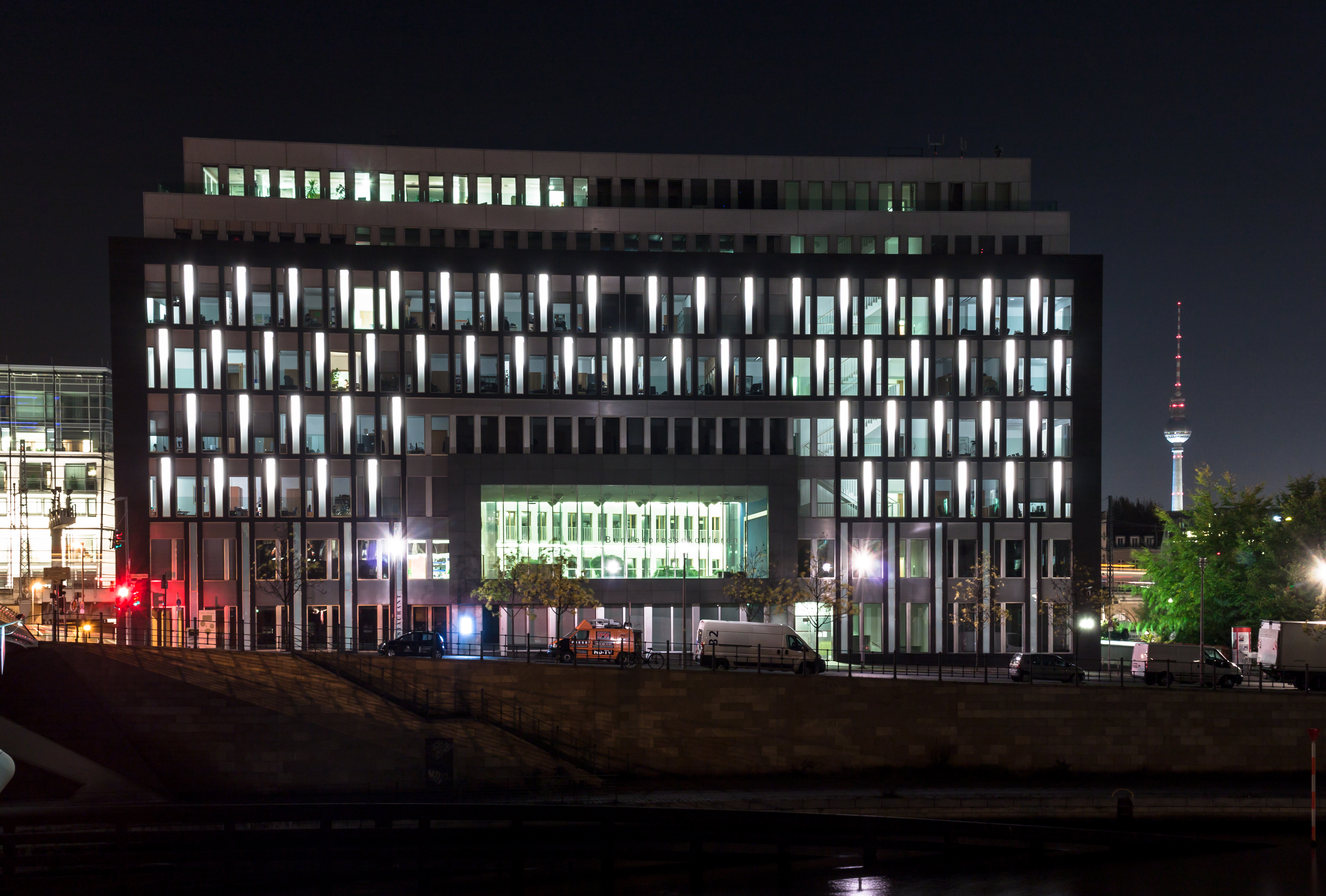 File 141027 Haus Der Bundespressekonferenz Bei Nacht Jpg