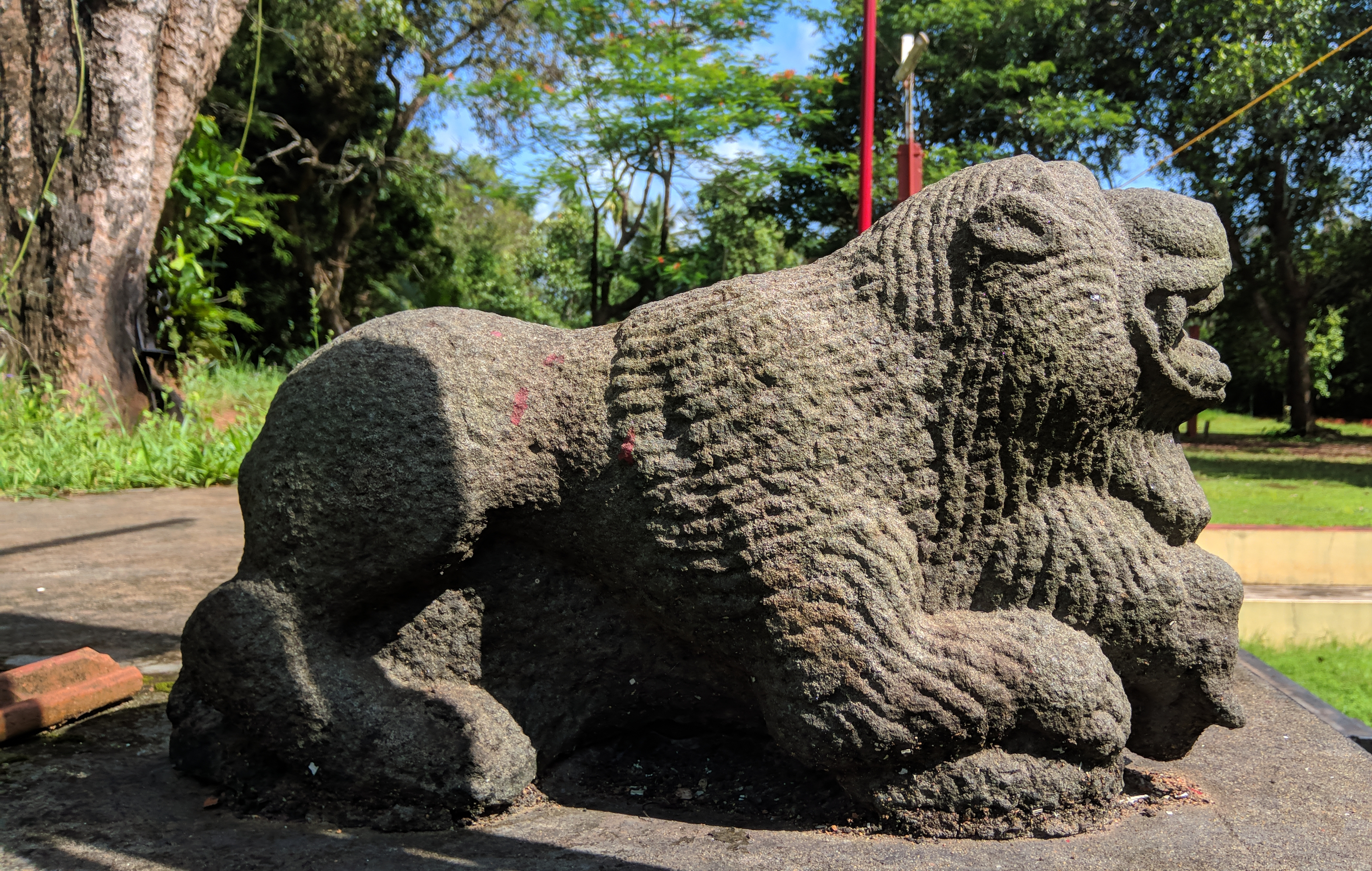 File:Ancient Yazhi Statue at Kurulikavu  - Wikimedia Commons