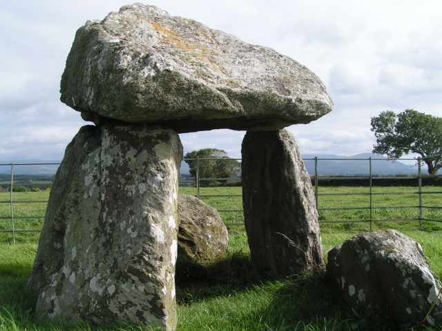 File:Bodowyr burial chamber - geograph.org.uk - 1008820.jpg