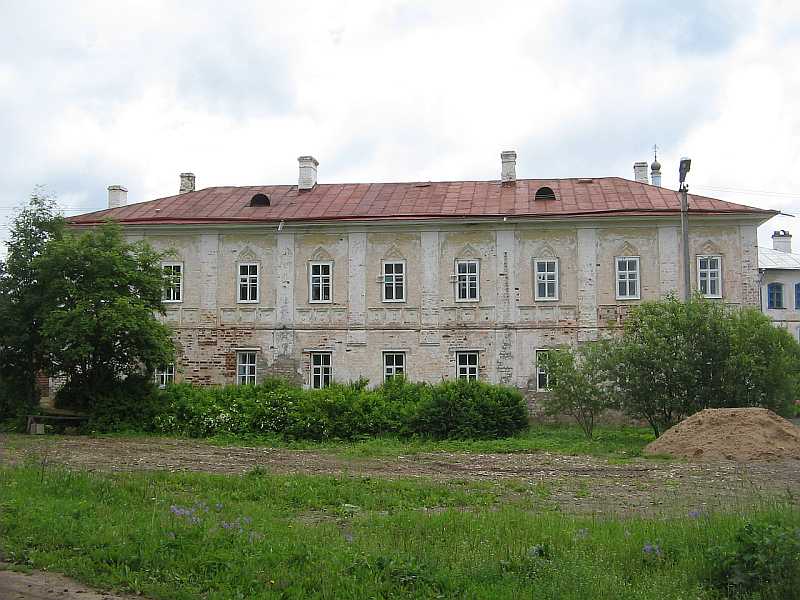 File:Brethren house outside view Pavlo-Obnorsky monastery.jpg
