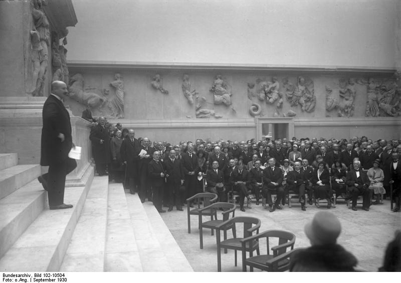 Wilhelm Waetzoldt gives the opening speech at the inauguration of the Pergamon Museum (1930)}}