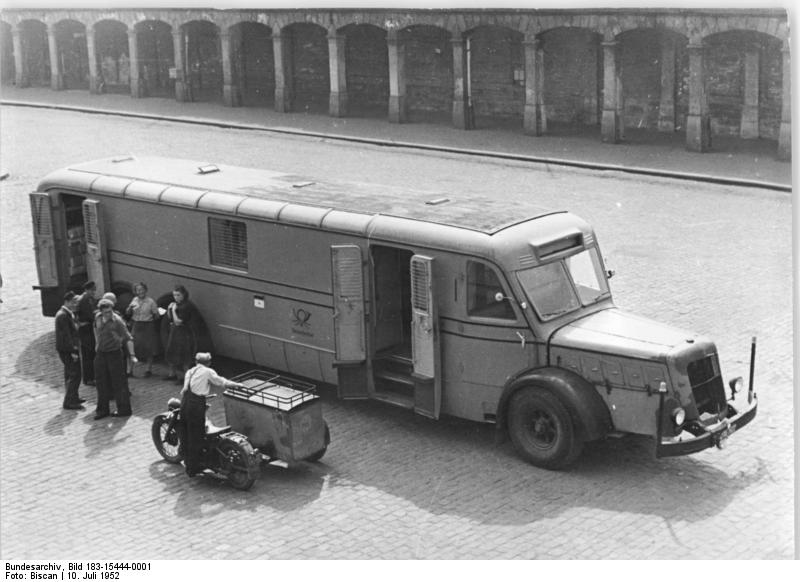 File:Bundesarchiv Bild 183-15444-0001, Schnellpost auf der Autobahn Berlin-Magdeburg.jpg