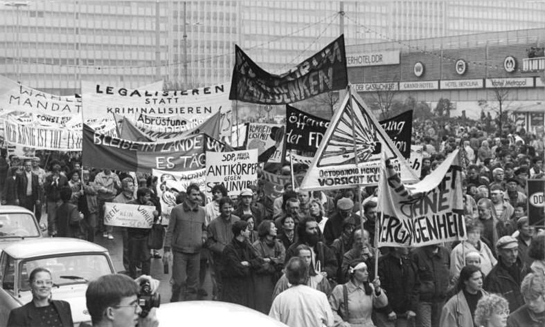 File:Bundesarchiv Bild 183-1989-1104-002, Berlin, Demonstration.jpg