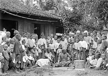 File:Burmese chess players, by Max Ferrars late 1890s.jpg - Wikipedia