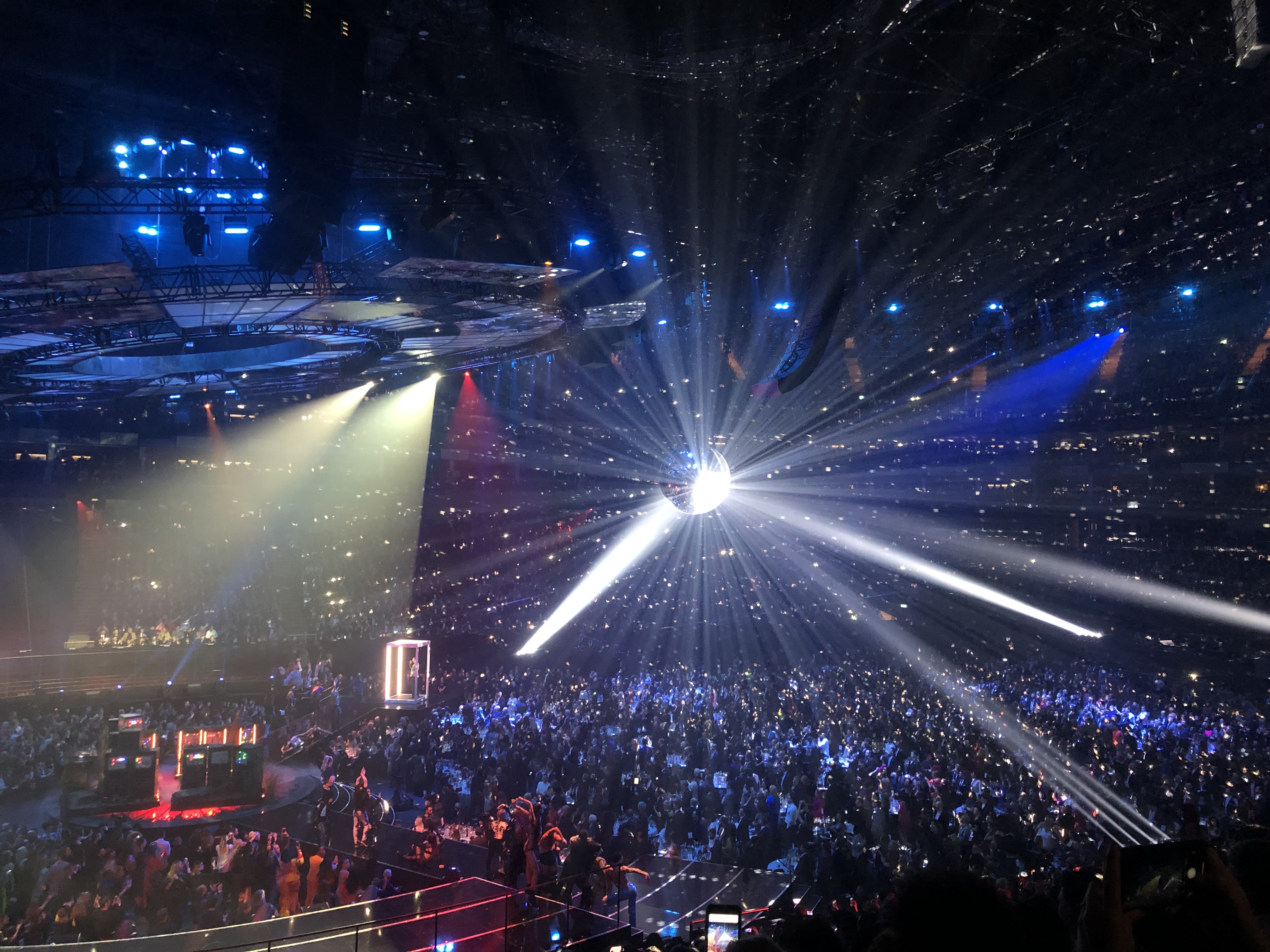 File:Calvin Harris, Rag'n'Bone Man, Sam Smith and Dua Lipa performing at  the BRIT Awards 2019 3.jpg - Wikimedia Commons