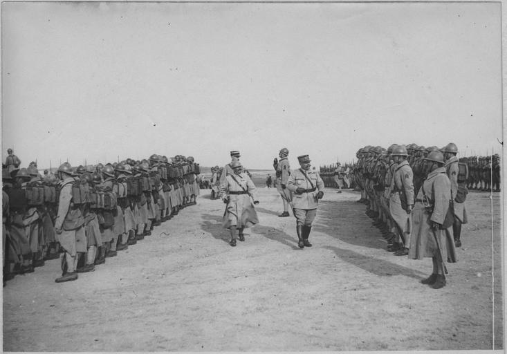 File:Camp de Zeitenlik - Inspection des troupes (avril 1918) - Zeitenlik (anciennement) ; Stavroupoli (actuellement) - Médiathèque de l'architecture et du patrimoine - APOR148955.jpg