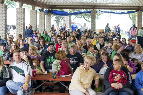 File:Crowd at The Pavilion.jpg