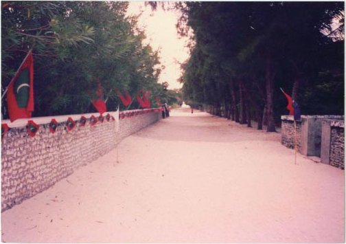 File:Dharavandhoo Main Road in 90s.jpg