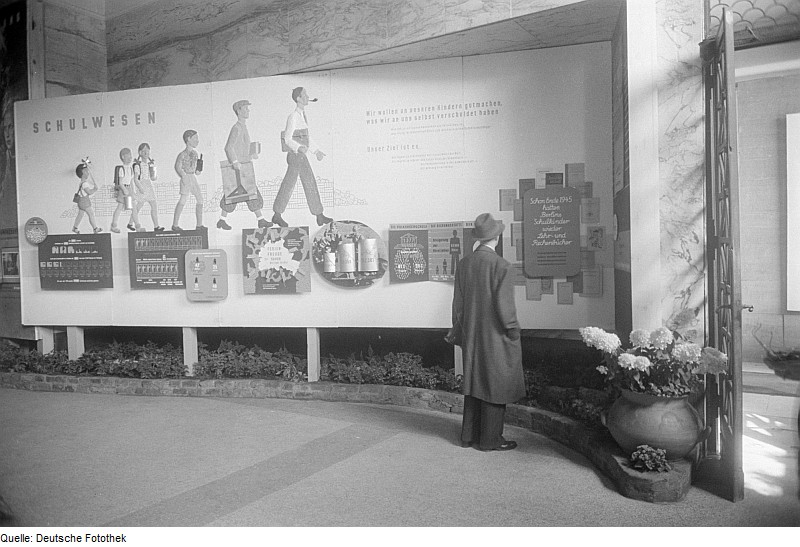 File:Fotothek df pk 0000227 007 Ausstellungsstand unter den Linden.jpg