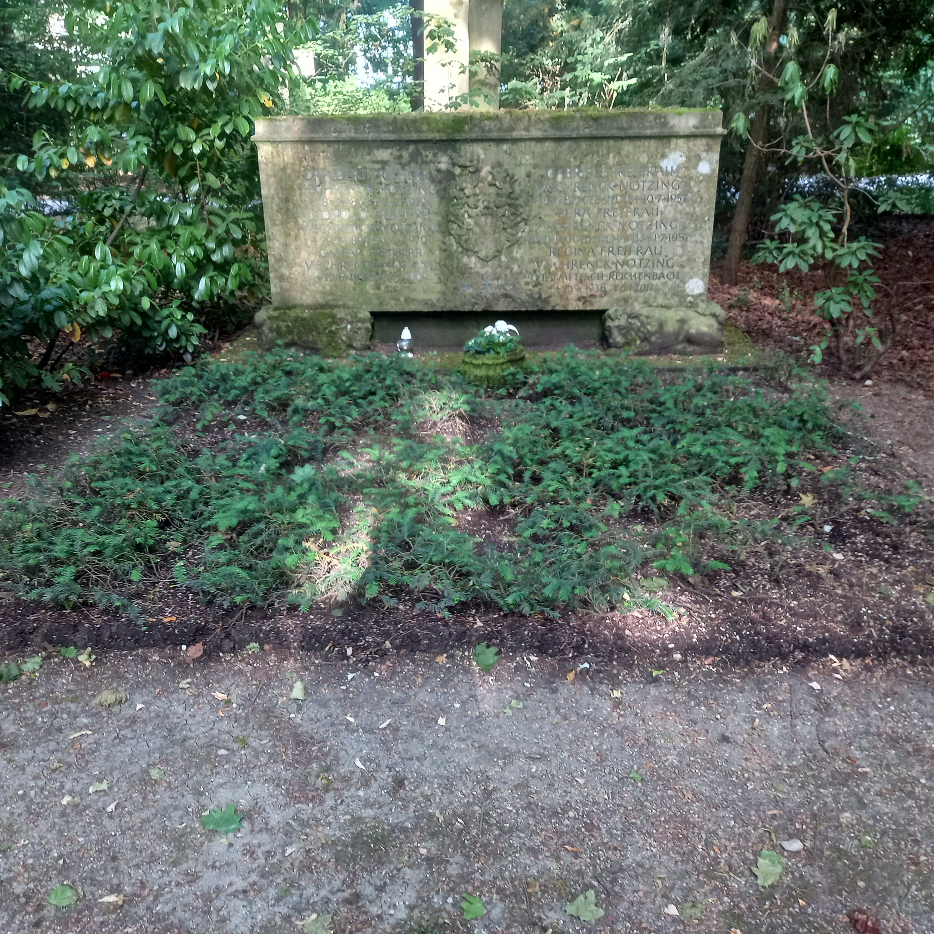 Das Grab von Caspar von Schrenck-Notzing und seiner Ehefrau Regina geborene von Metzsch-Reichenbach im Familiengrab auf dem [[Waldfriedhof (München)