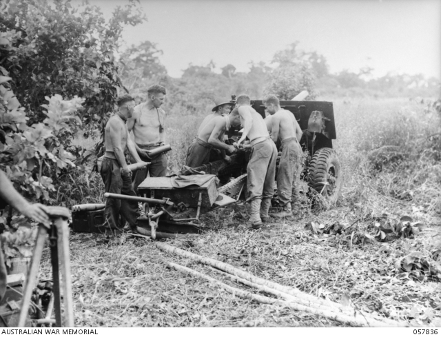 File:Gunners at Finschhafen 057836.JPG