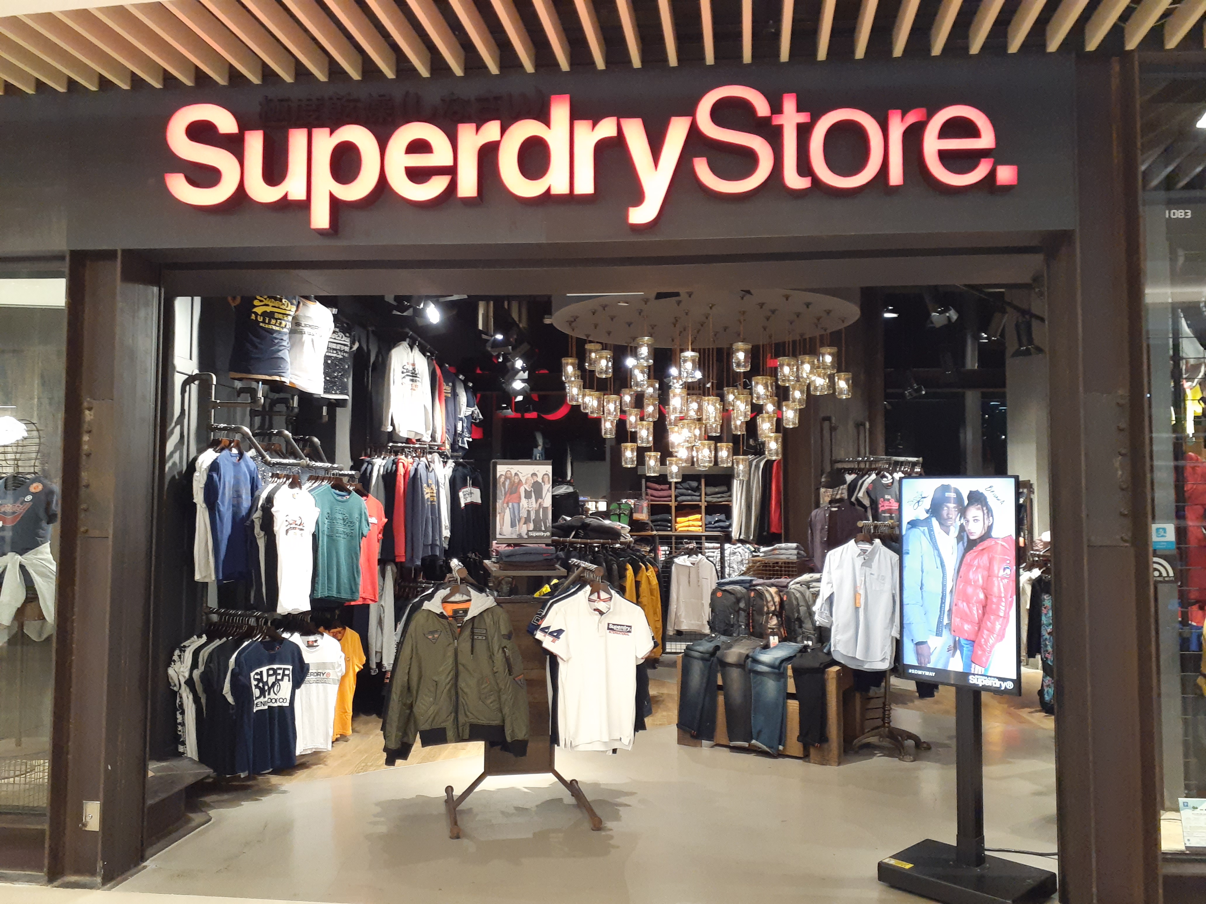 Verwaand stad praktijk File:HK YL 元朗 Yuen Long 形點 Yoho Mall shop Superdry Store clothing October  2019 SS2 03.jpg - Wikimedia Commons