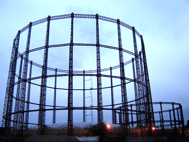 File:Haggerston gasometers 1.jpg