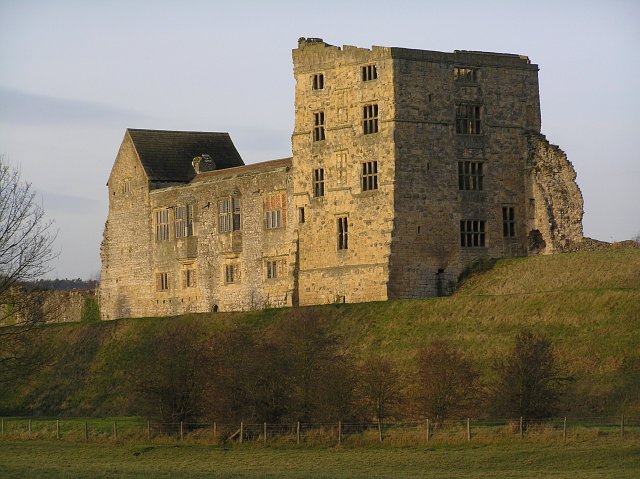 File:Helmsley Castle2.jpg