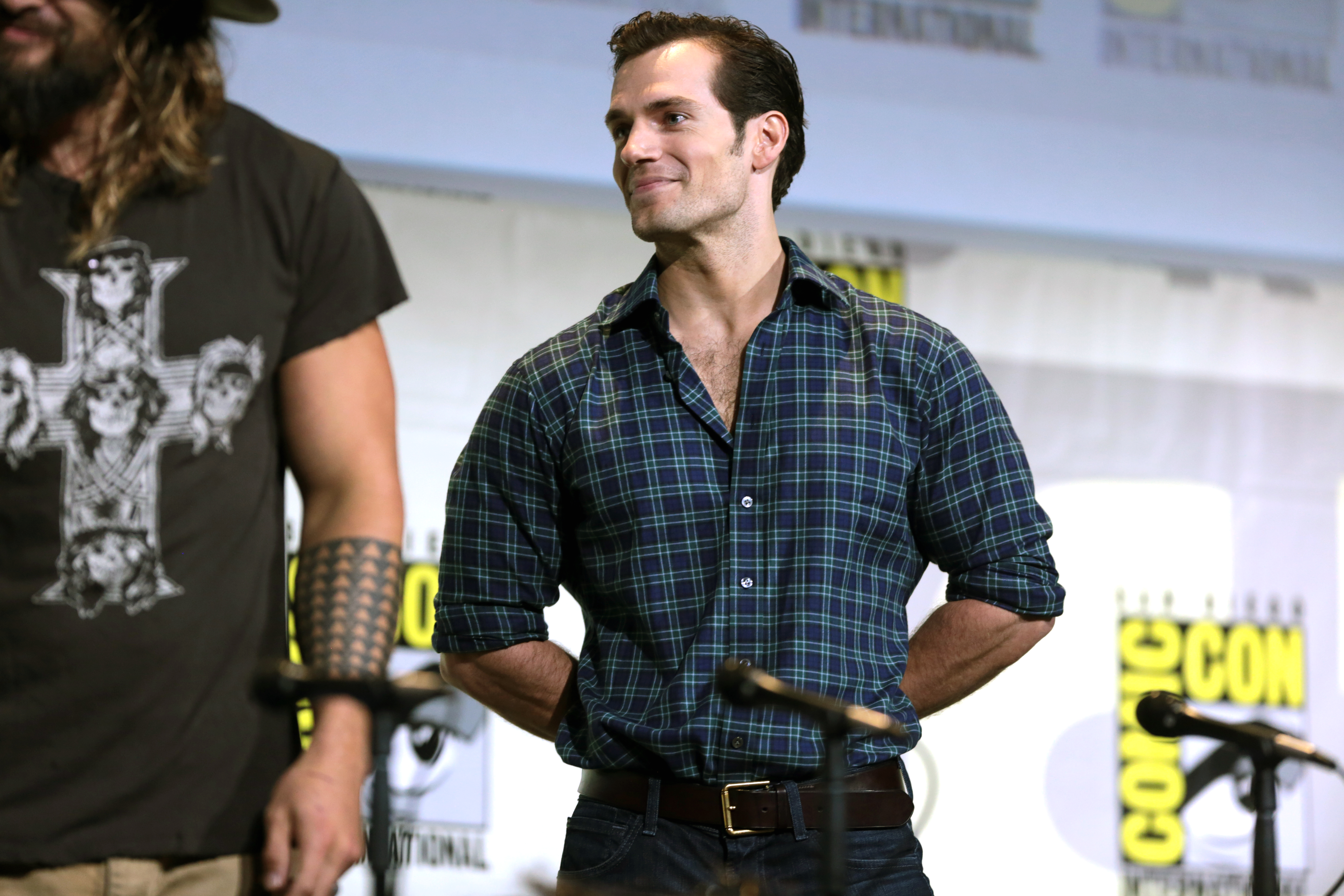 Ficheiro:Henry Cavill by Gage Skidmore.jpg – Wikipédia, a