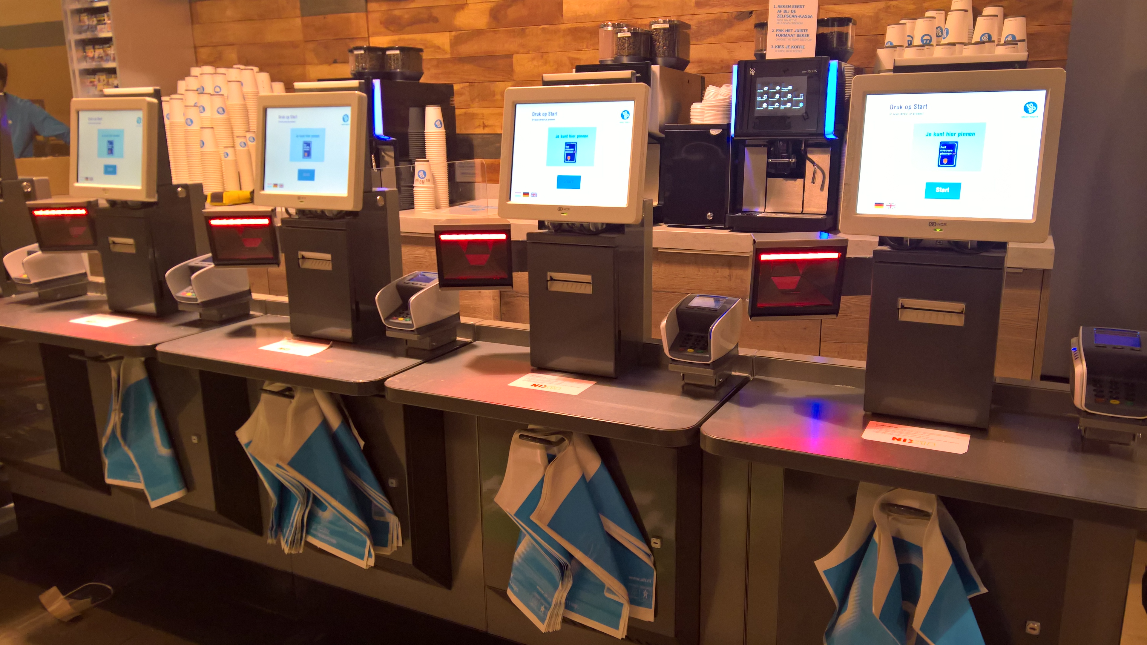 Ideaal Duplicatie Museum File:Interior of an Albert Heijn To Go, Groningen railway station (2018)  02.jpg - Wikimedia Commons