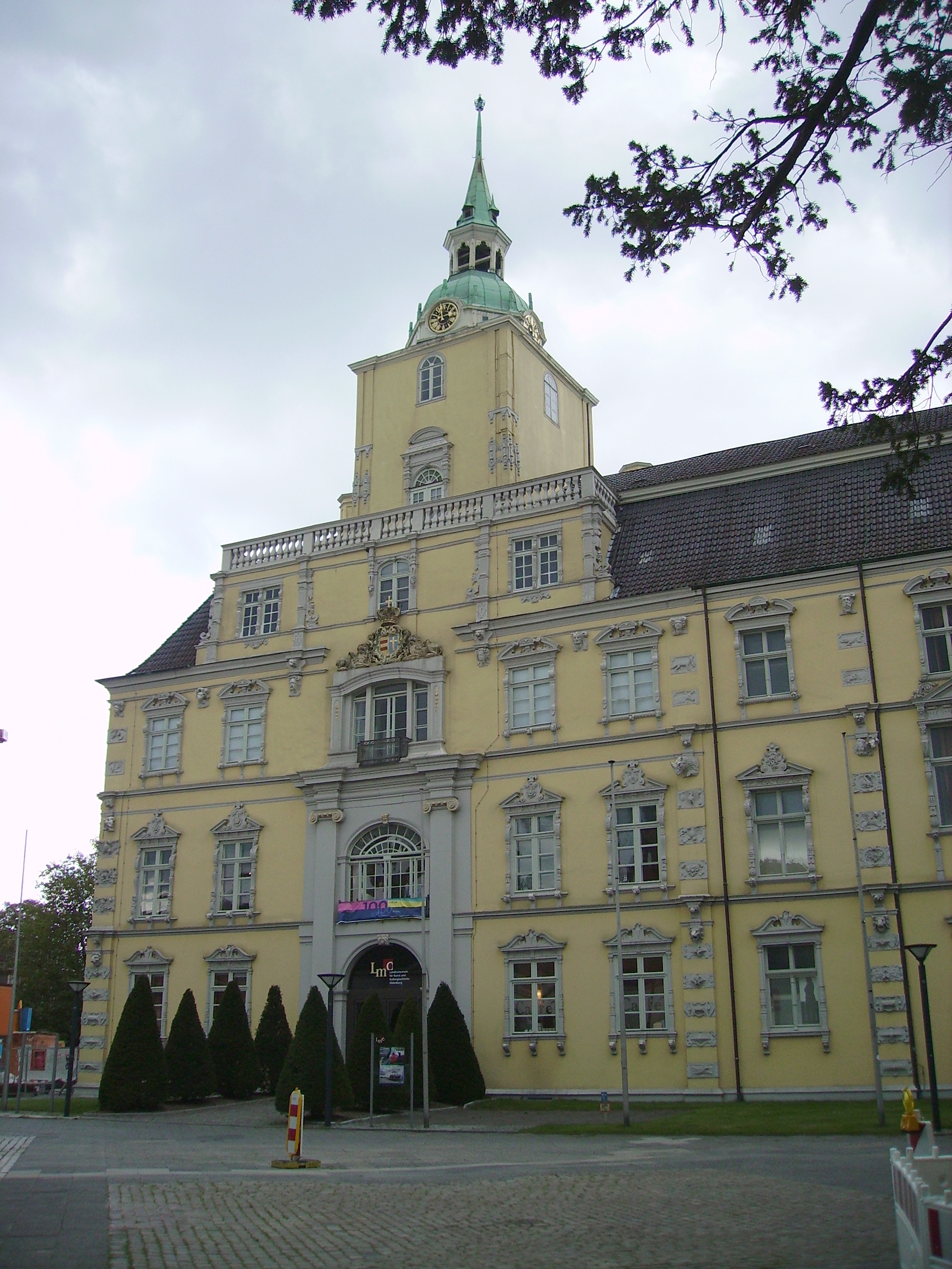 Main entrance to the State Museum in [[Schloss Oldenburg]]