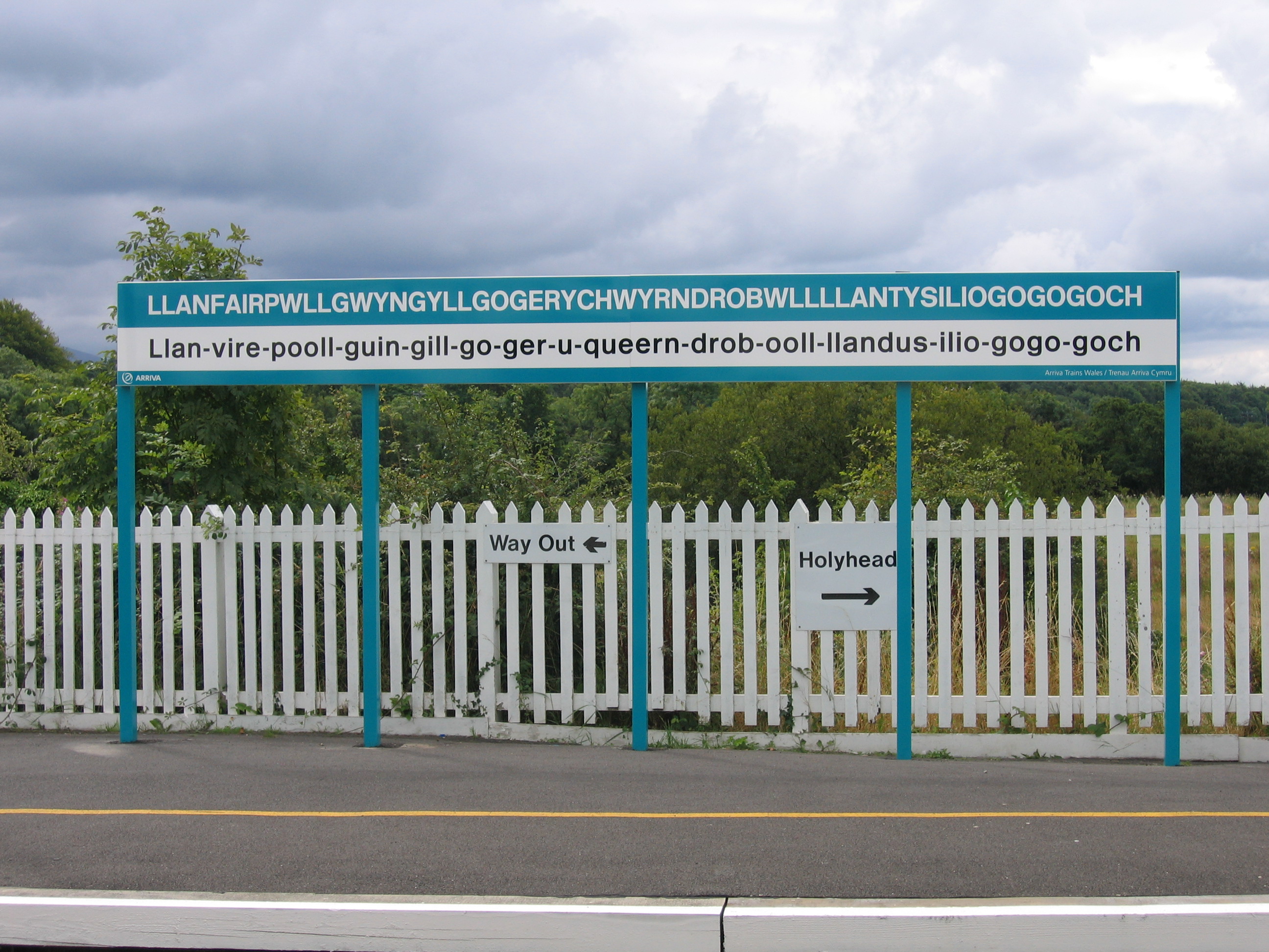 Llanfairpwllgwyngyllgogerychwyrndrobwllllantysiliogogogoch stationbord.JPG