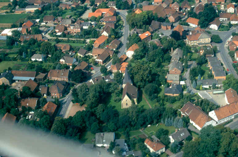 File:Luftaufnahme von Gadenstedt mit St.-Andreas-Kirche.jpg