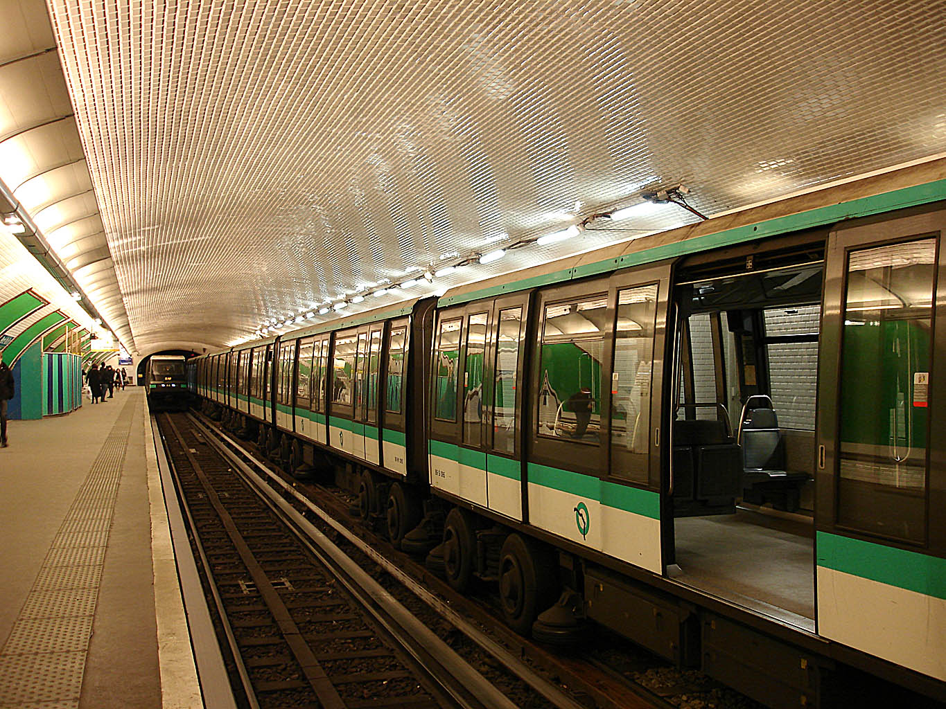 File:Metro de Paris - Ligne 1 - Porte Maillot 04.jpg - Wikimedia Commons