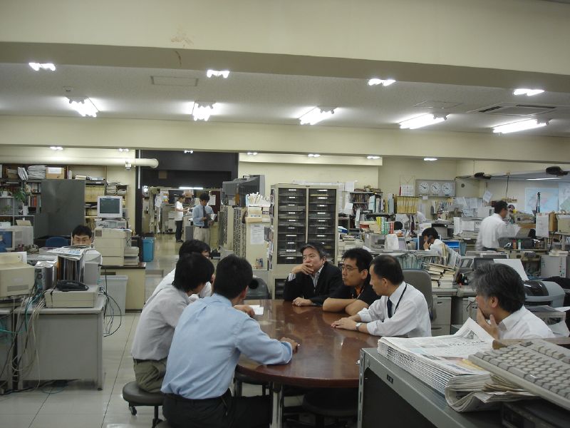 File:Newsroom at Mainichi newspaper.jpg