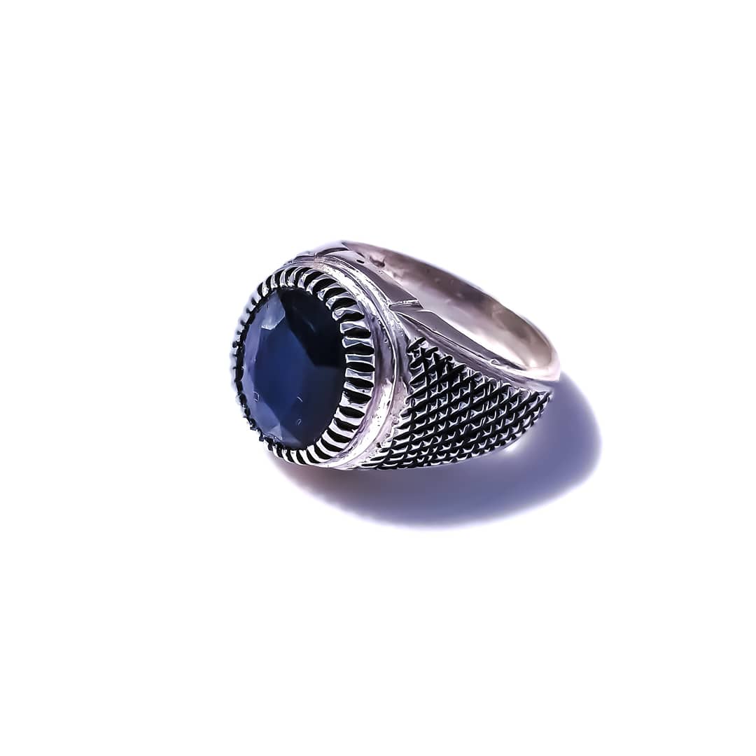 Sapphire_ring_silver_frame.jpg