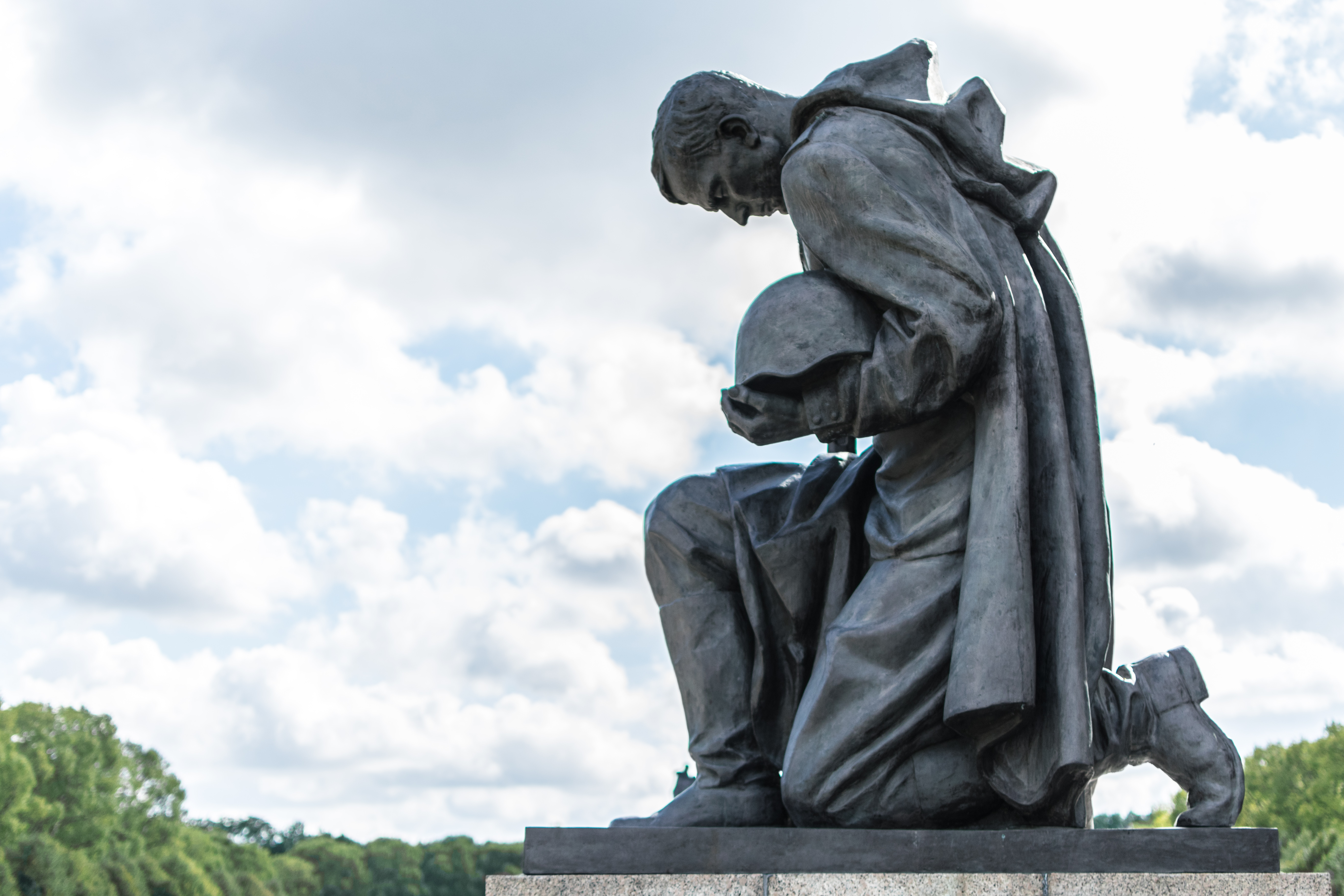 Перед памятником. Трептов парк Берлин коленопреклоненный солдат. Скорбящий воин Трептов парке. Коленопреклоненный солдат памятник. Мемориал Трептов-парк скульптура скорбящего солдата.