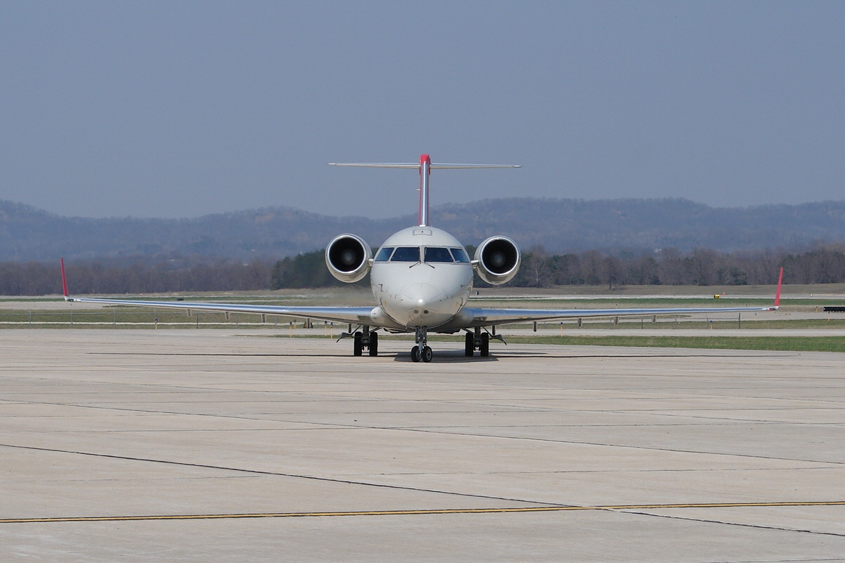 THE CRJ-200 head on (2437570006).jpg