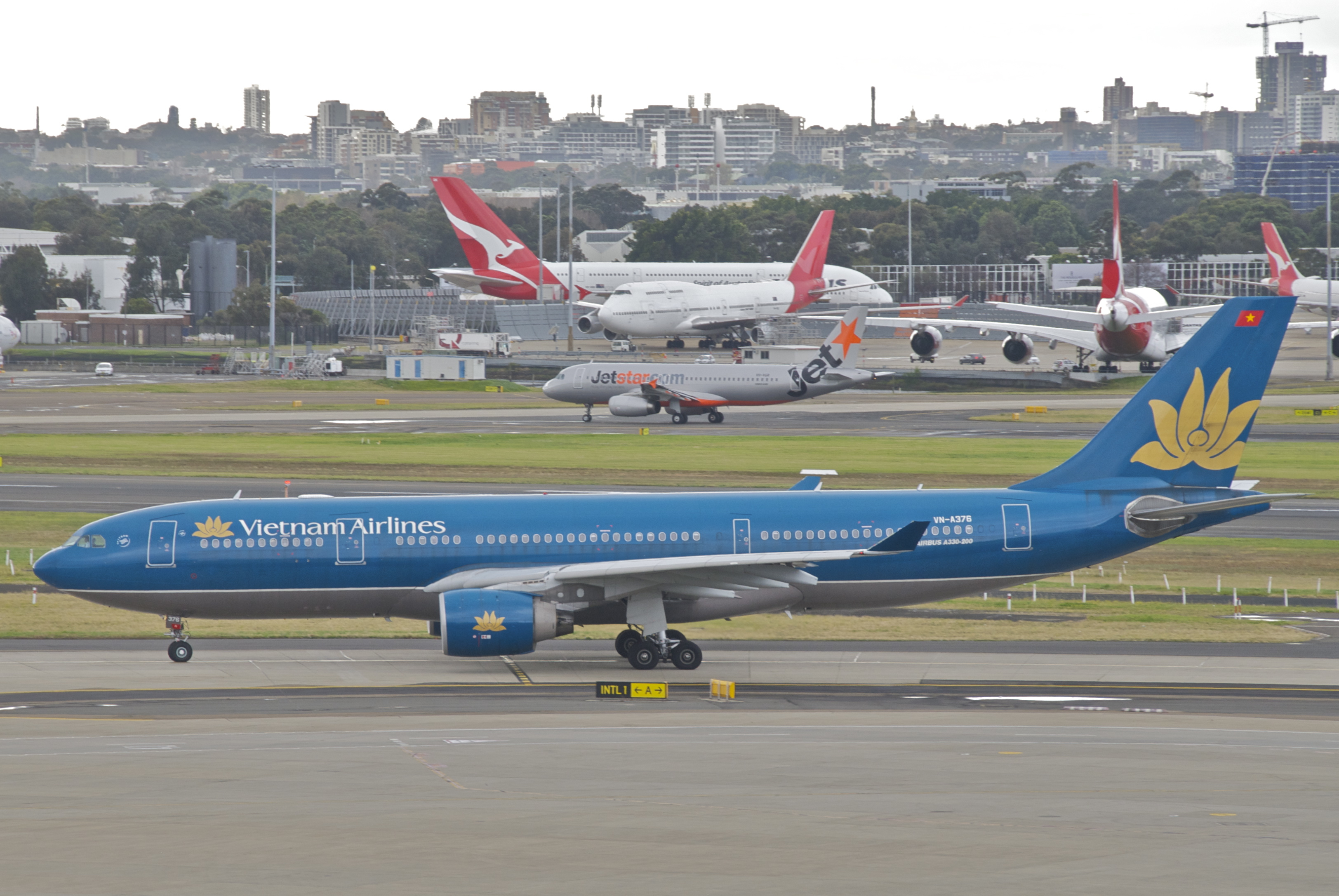 File:Vietnam Airlines Airbus A330-200; VN-A376@SYD;31.07.2012 